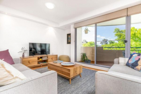 2BR 2BA Apt with Dedicated Workspace and Free parking